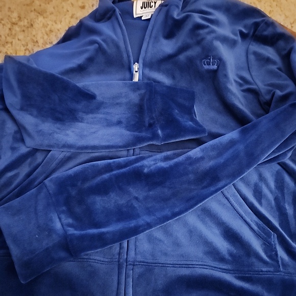 JUICY  COUTURE Plush Velour, Size Med. - Picture 5 of 5